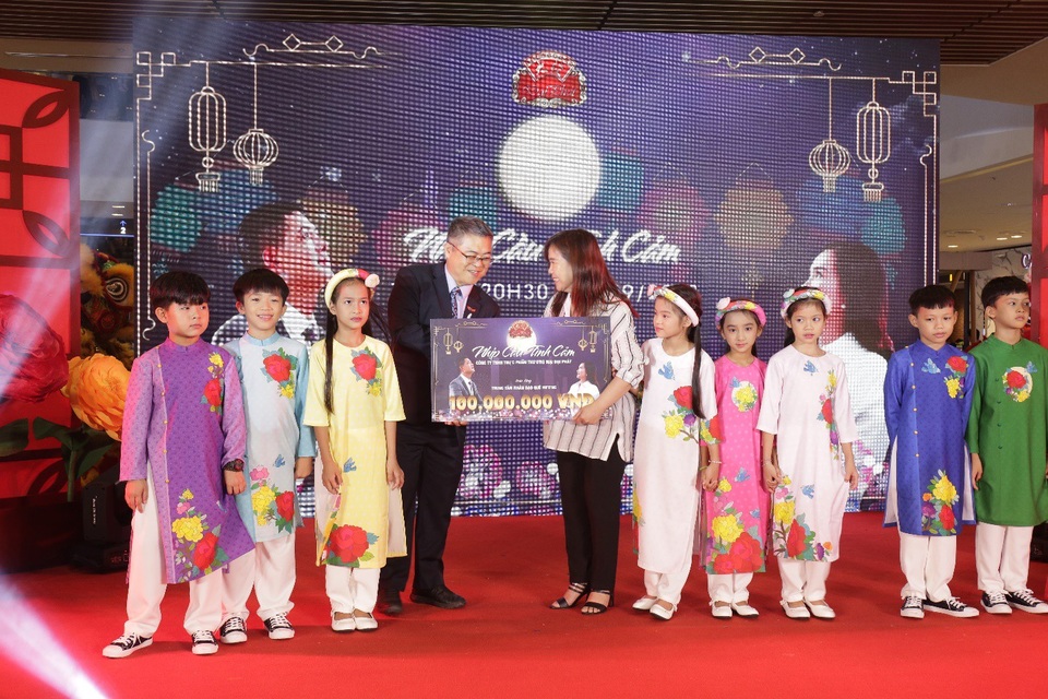 Vợ chồng Bình Minh và nhà thiết kế Minh Hạnh san sẻ yêu thương trong đêm hội Trung thu - 2 Vợ chồng Bình Minh và nhà thiết kế Minh Hạnh san sẻ yêu thương trong đêm hội Trung thu - 2