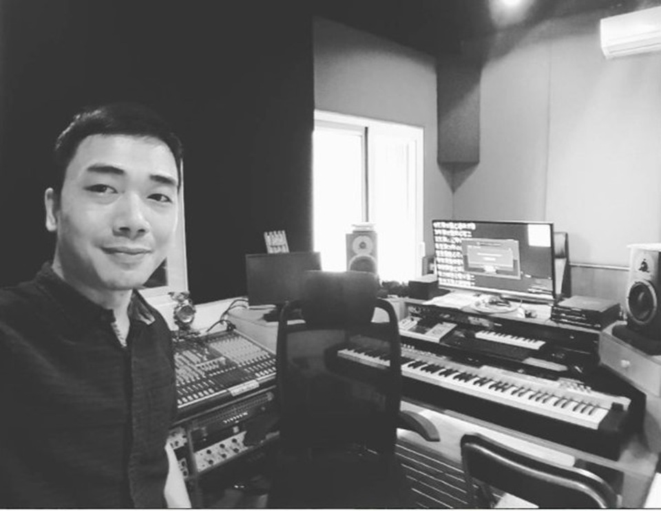 Kề về nhân duyên và quá trình làm việc với Đinh Hiền Anh, Đỗ Bảo bộc bạch: “Cảm Xúc Yêu cũng là ca khúc tôi viết nhân cơ duyên hợp tác với Hiền Anh, một người ca sĩ mà tôi chưa một lần gặp mặt, dù vẫn biết tên tuổi và từng nghe giọng hát của cô ấy. Thay vào đó, tôi chỉ làm việc thông qua nhà sản xuất của Hiền Anh, qua điện thoại và email. Bản thu âm cũng được Hiền Anh thu ở một nơi khác rồi gửi cho tôi để tác phẩm hoàn chỉnh ra đời. Như vậy đây cũng là lần đầu tiên tôi viết nhạc và sản xuất một ca khúc mà chưa kịp gặp mặt người ca sĩ sẽ đón và chăm đứa con tinh thần của mình. Nghe Hiền Anh hát, tôi thấy rất thích màu sắc giọng hát tròn trịa mềm ấm mang nhưng vẻ tĩnh tại của một người phụ nữ đã qua ngưỡng trưởng thành. Có nhiều câu hát khiến tôi thực sự thấy dễ chịu, chúng tôi cũng chỉ kịp trao đổi thông qua nhạc sĩ Lê Anh Thủy, nhà sản xuất của Hiền Anh, để có được bản thu âm ưng ý nhất. Nhân đây, tôi cũng muốn cảm ơn Thủy đã là người đầu tiên liên lạc và gợi ý với tôi để chúng tôi đã cùng có một bài hát mới hôm nay”.