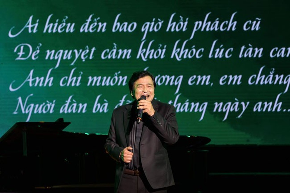 NSND Quốc Anh trình bày bài thơ “Ngẫu khúc ngàn nưa”, “Ảo khúc”, “Bỗng dưng ta thấy nao lòng” cũng nhận được sự cổ vũ nhiệt liệt từ khán giả.