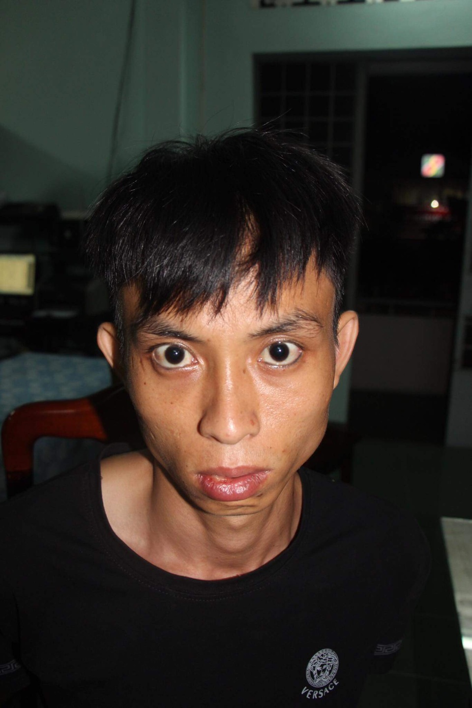 Vụ nổ súng cướp ngân hàng: Ngân hàng bị cướp 4,5 tỷ đồng - 2 2 nghi can cướp ngân hàng ở Khánh Hòa tại cơ quan điều tra (Ảnh: Công an cung cấp)