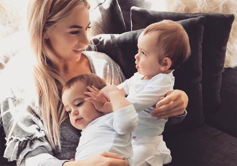 Xem lại ảnh con gái nhỏ đang chơi đùa, mẹ kinh hãi phát hiện “thần chết” ở sát bên - 2 Stacee và hai cô con gái nhỏ của mình