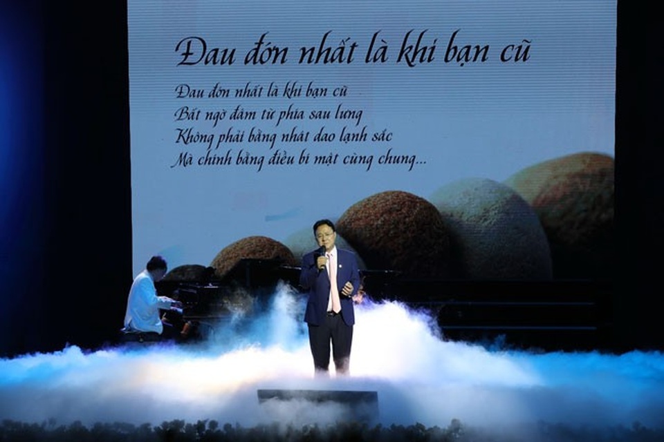 Bằng những vần thơ chan chứa tình cảm của mình “người đàn ông mùa thu” Hồng Thanh Quang đã mang đến cho khán giả những trải nghiệm và cả những kỷ niệm.