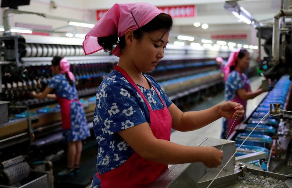 Nhịp sống tại Triều Tiên trước thềm ngày lễ lớn - 4 Bên trong nhà máy dệt của Triều Tiên.