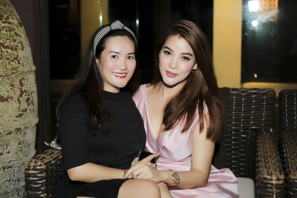 Trương Ngọc Ánh chia sẻ “duyên tình” 20 năm với Chi Bảo từ “Đồng tiền xương máu” - 9 Nữ diễn viên tíu tít trò chuyện với Anh Thơ.