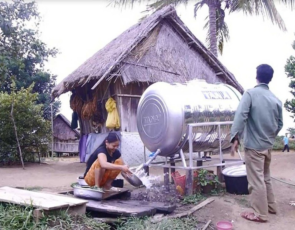 Làng 50 hộ, có 44 hộ nghèo - 5 Lắp bình chứa nước cho người dân làng O2.
