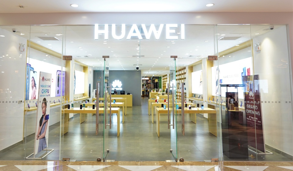 Huawei khai trương cửa hàng trải nghiệm đầu tiên tại Việt Nam - 2
Cửa hàng được thiết kế tối giản nhưng sang trọng, trưng bày tất cả các sản phẩm mới nhất của Huawei, từ smartphone cho đến hệ sinh thái smarthome chưa từng được giới thiệu tại Việt Nam.