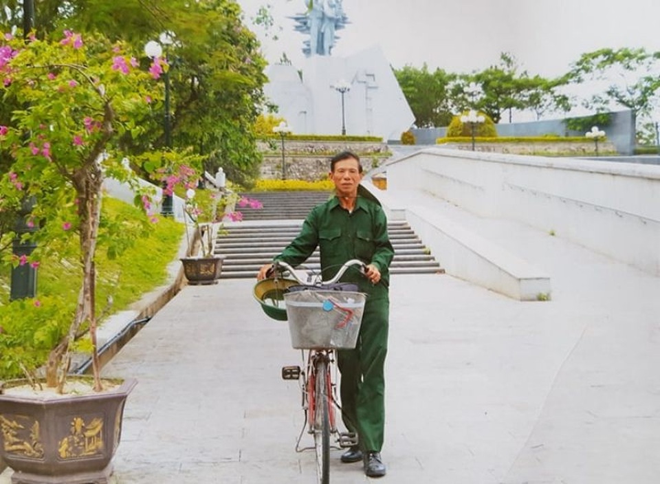 Cựu binh 67 tuổi đạp xe qua 25 tỉnh thành, vượt gần 2.300 km - 1 Ông Định với chiếc xe đạp cùng hành trang người lính trong chuyến hành trình xuyên Việt của mình.