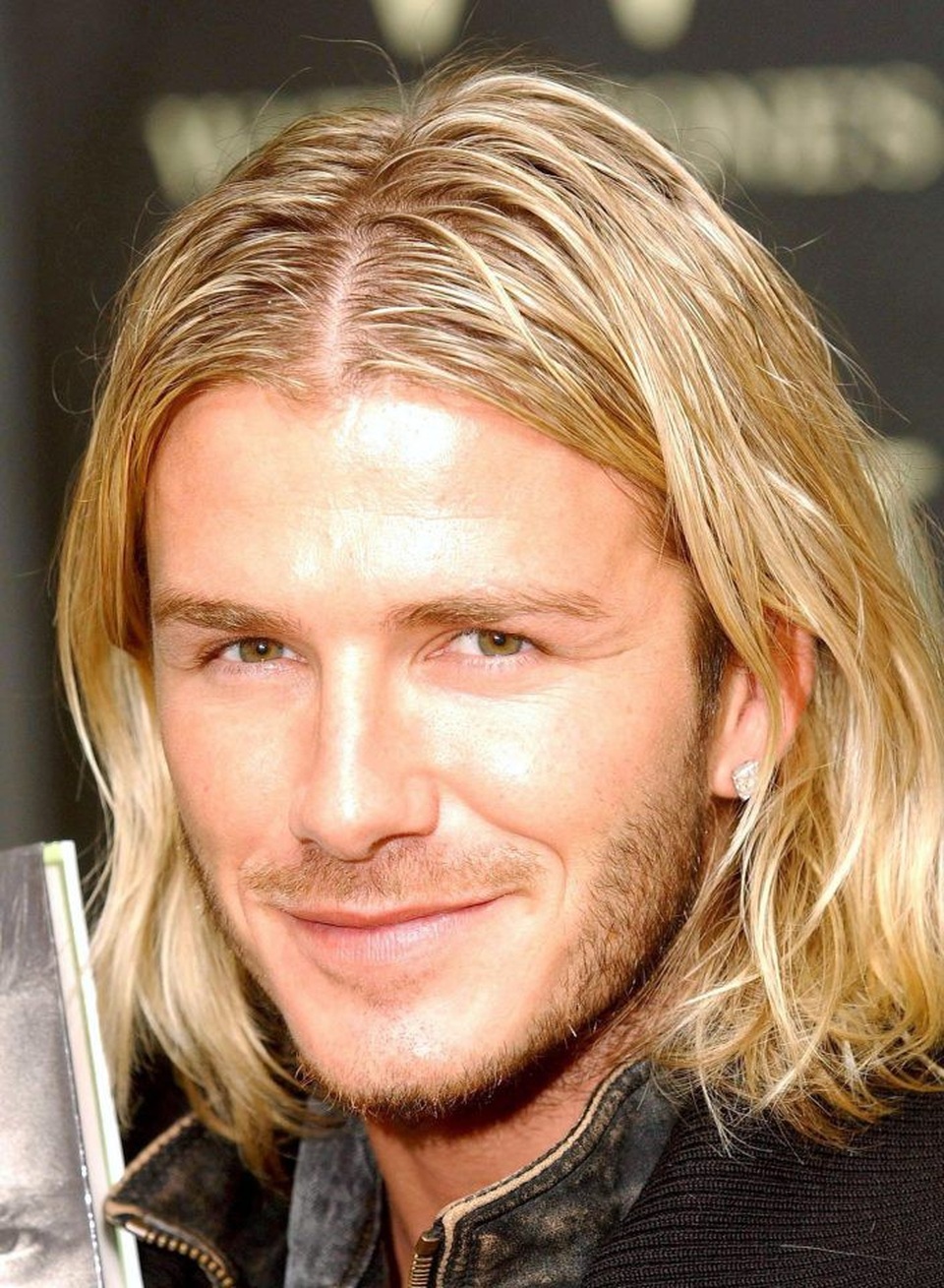 Hành trình thay đổi kiểu tóc của David Beckham - 10 Beckham hoài cổ với mái tóc dài vàng óng bồng bềnh, chẻ ngôi giữa.