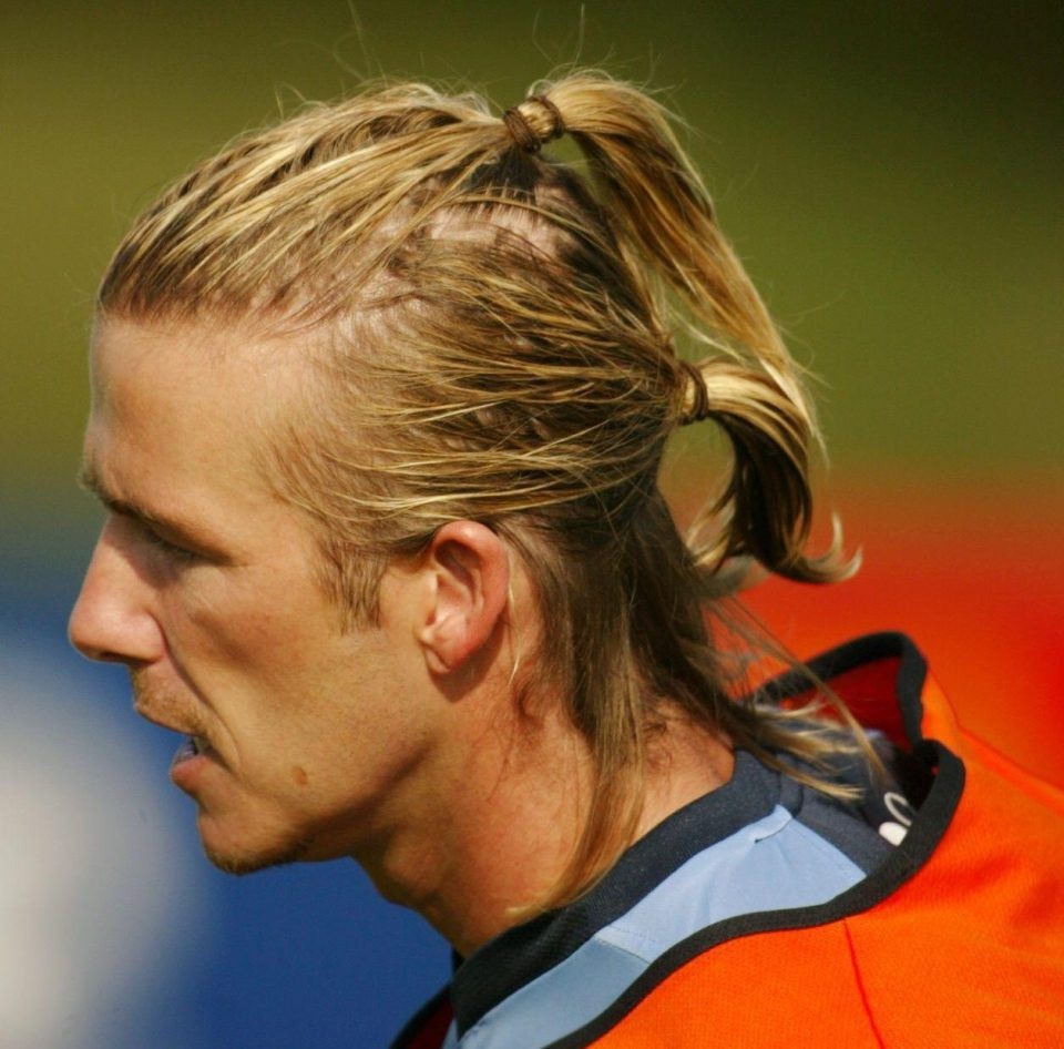 Hành trình thay đổi kiểu tóc của David Beckham - 11 Khi luyện tập, Beckham buộc tóc lên cho gọn.