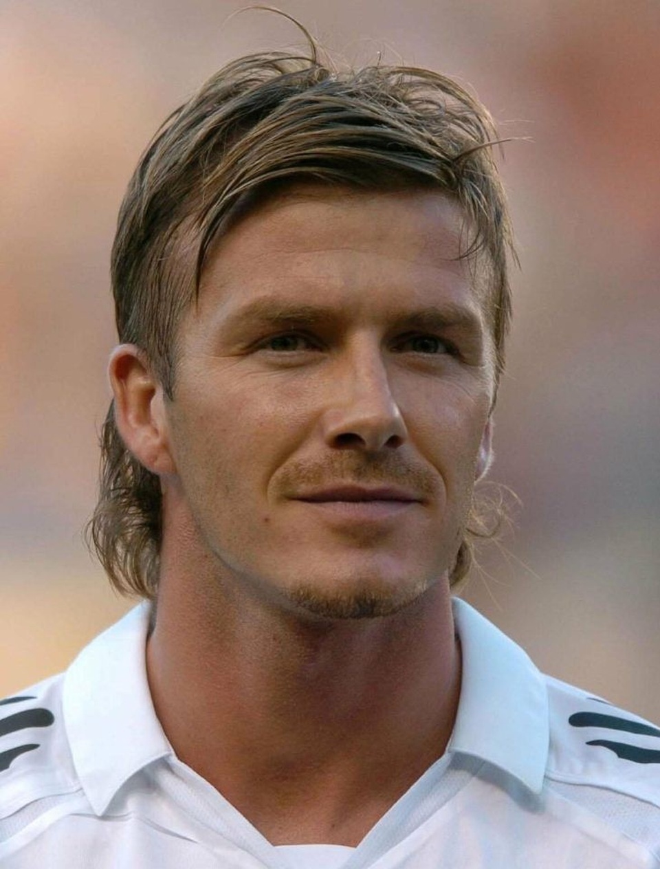 Hành trình thay đổi kiểu tóc của David Beckham - 12 2005: Kiểu tóc hoài cổ mang chất rock thập niên 1970 không thực sự phù hợp với Beckham.