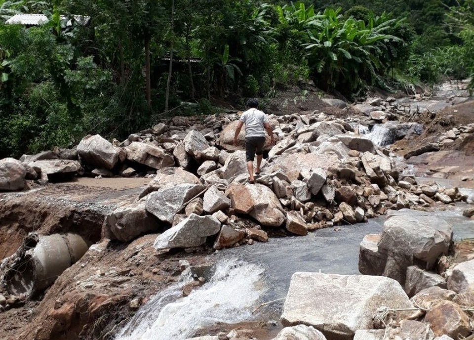 Mường Lát tạm dừng đường sông, chưa thông quốc lộ lên vùng tâm lũ - 1 Đường bộ lên huyện Mường Lát vẫn chưa thông tuyến