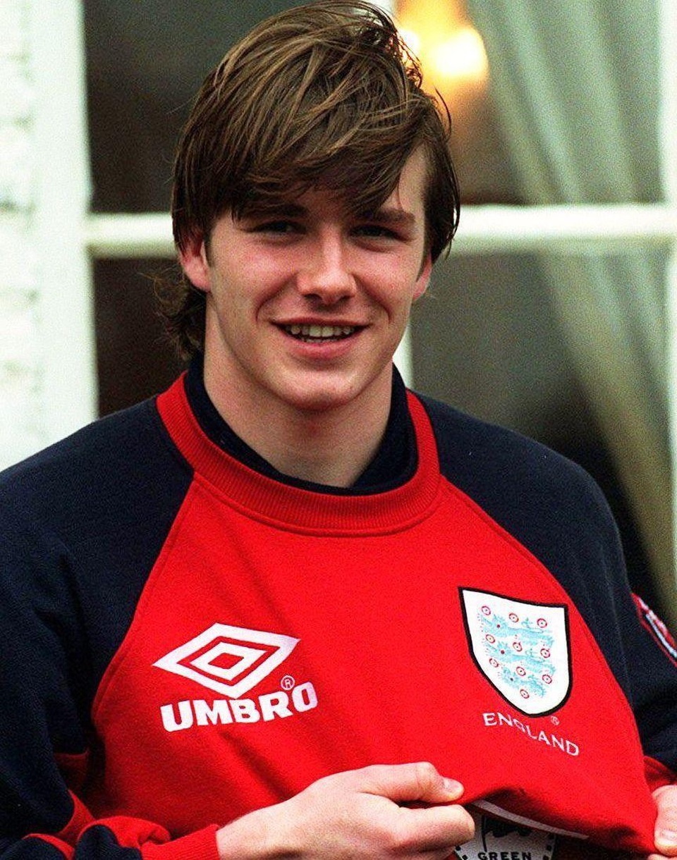 Hành trình thay đổi kiểu tóc của David Beckham - 2 1995: Gương mặt mới của làng túc cầu thế giới, lúc này, mái tóc nâu còn rất dày.
