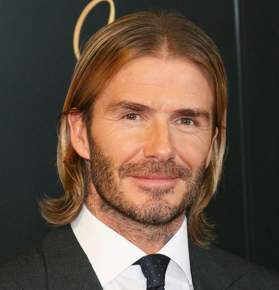 Hành trình thay đổi kiểu tóc của David Beckham - 21 2017: Nuôi tóc dài và chẻ ngôi giữa rất... cổ điển.