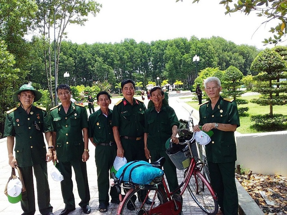 Cựu binh 67 tuổi đạp xe qua 25 tỉnh thành, vượt gần 2.300 km - 3 Giữ lời hứa với đồng đội, ông Định đạp xe đến thăm chiến trường xưa và may mắn gặp được nhiều người lính năm xưa cùng vào sinh ra tử như mình.