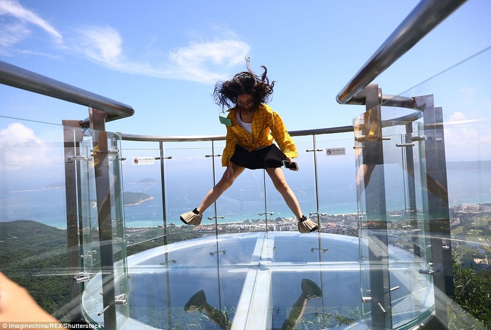 Một nữ du khách tạo dáng táo bạo trên cây cầu