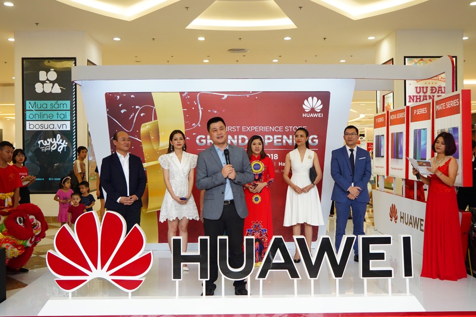 Huawei khai trương cửa hàng trải nghiệm đầu tiên tại Việt Nam - 6
Ông Henry Liu - Giám đốc Điều hành, Nhóm Kinh doanh Tiêu dùng Huawei Việt Nam - giới thiệu về Cửa hàng trải nghiệm đầu tiên tại Việt Nam.