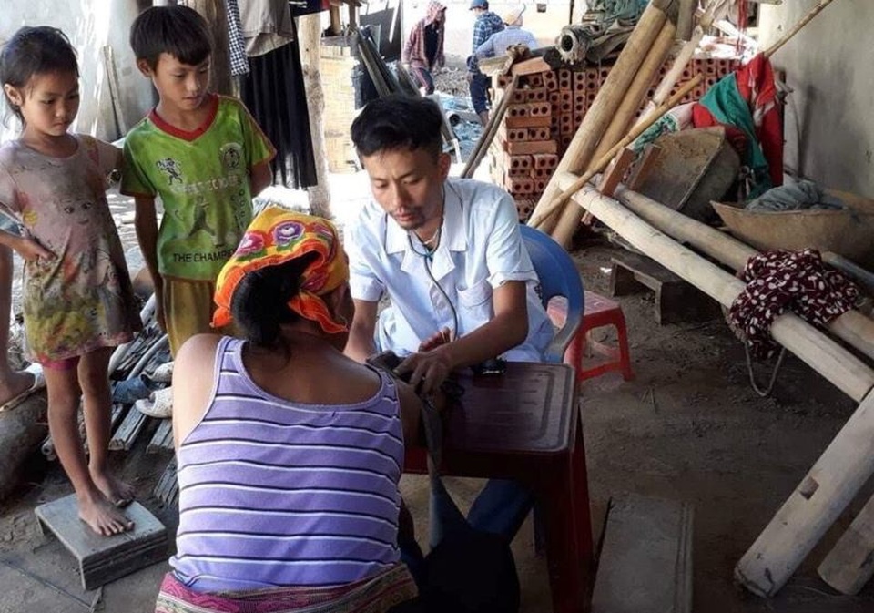 Y bác sỹ vào vùng tâm lũ khám chữa bệnh cho người dân - 6 Với những bệnh nhẹ, tổ công tác của bệnh viện sẽ sơ cứu, chữa trị, cấp phát thuốc tại chỗ