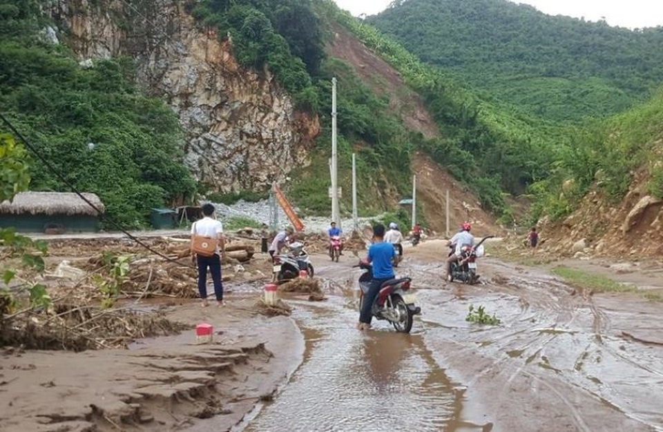 Y bác sỹ vào vùng tâm lũ khám chữa bệnh cho người dân - 3 Nhiều bản làng vẫn đang bị chia cắt, việc đi lại gặp nhiều khó khăn, vất vả