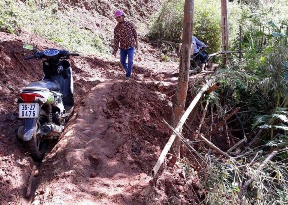 Y bác sỹ vào vùng tâm lũ khám chữa bệnh cho người dân - 2 Y bác sỹ vào vùng tâm lũ khám chữa bệnh cho người dân - 2