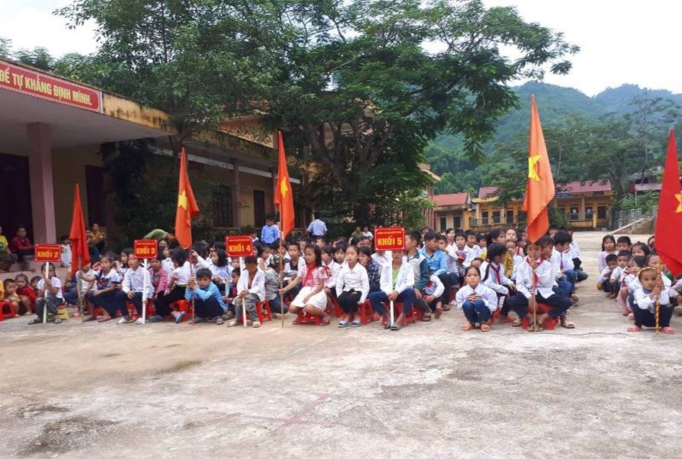 Khai giảng muộn nơi vùng tâm lũ - 8 Nhiều em học sinh vẫn chưa thể trở lại trường do giao thông bị chia cắt
