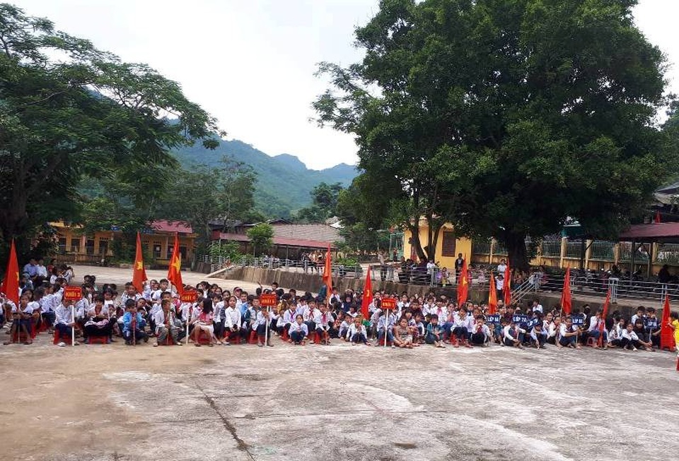 Khai giảng muộn nơi vùng tâm lũ - 5 Hàng trăm học sinh các trường đã tham gia khai giảng năm học mới