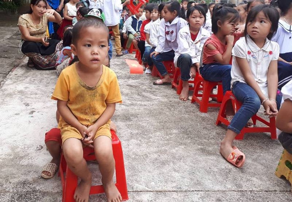 Khai giảng muộn nơi vùng tâm lũ - 2 Những đứa trẻ ngơ ngác trong ngày khai giảng năm học mới