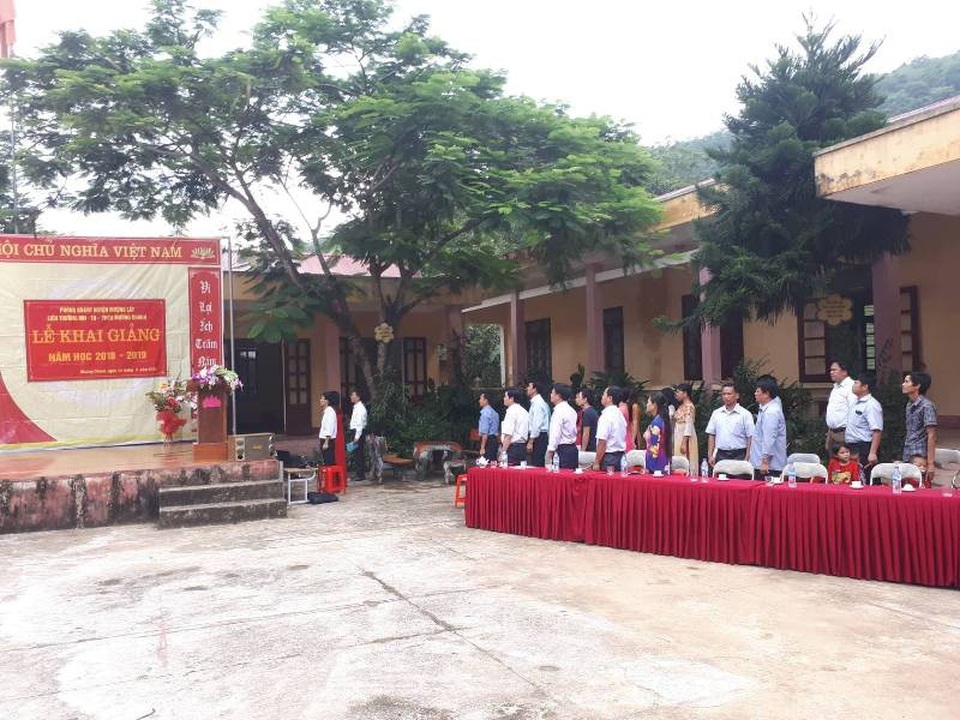 Khai giảng muộn nơi vùng tâm lũ - 6 Dù đang phải gánh chịu hậu quả nặng nề do mưa lũ, nhưng buổi lễ khai giảng vẫn được tổ chức trang trọng