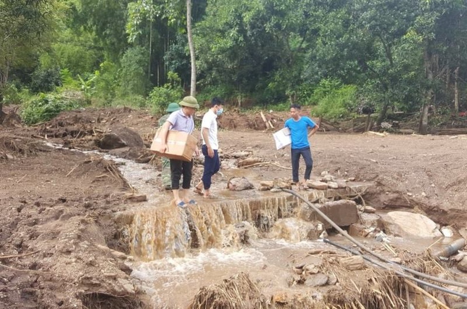Y bác sỹ vào vùng tâm lũ khám chữa bệnh cho người dân - 1 Các y bác sỹ vào vùng lũ khám chữa bệnh cho người dân