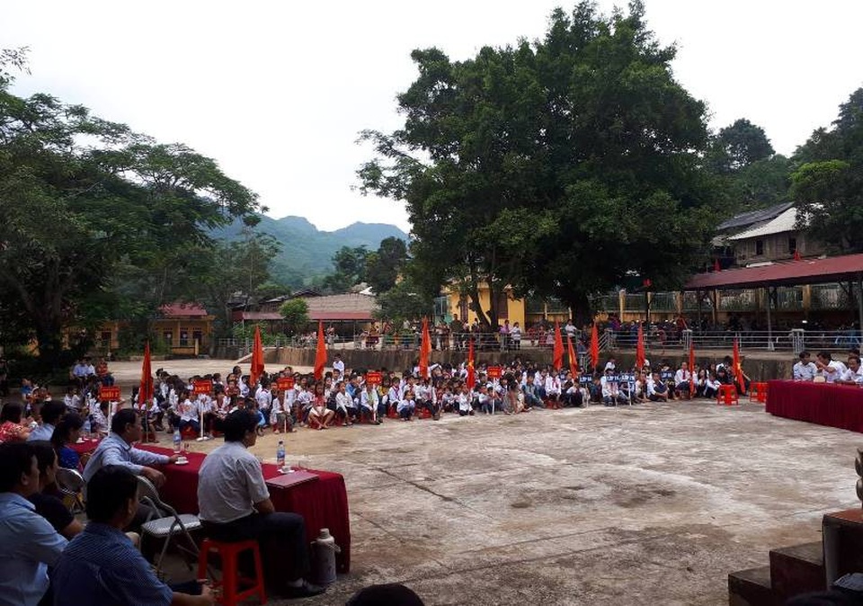 Khai giảng muộn nơi vùng tâm lũ - 4 Buổi lễ khai giảng được tổ chức tại trường Tiểu học Mường Chanh