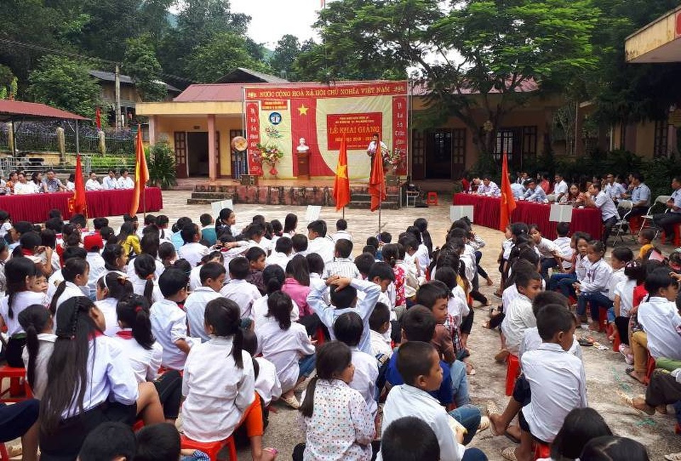 Khai giảng muộn nơi vùng tâm lũ - 1 Lễ khai giảng năm học mới tại xã vùng biên Mường Chanh