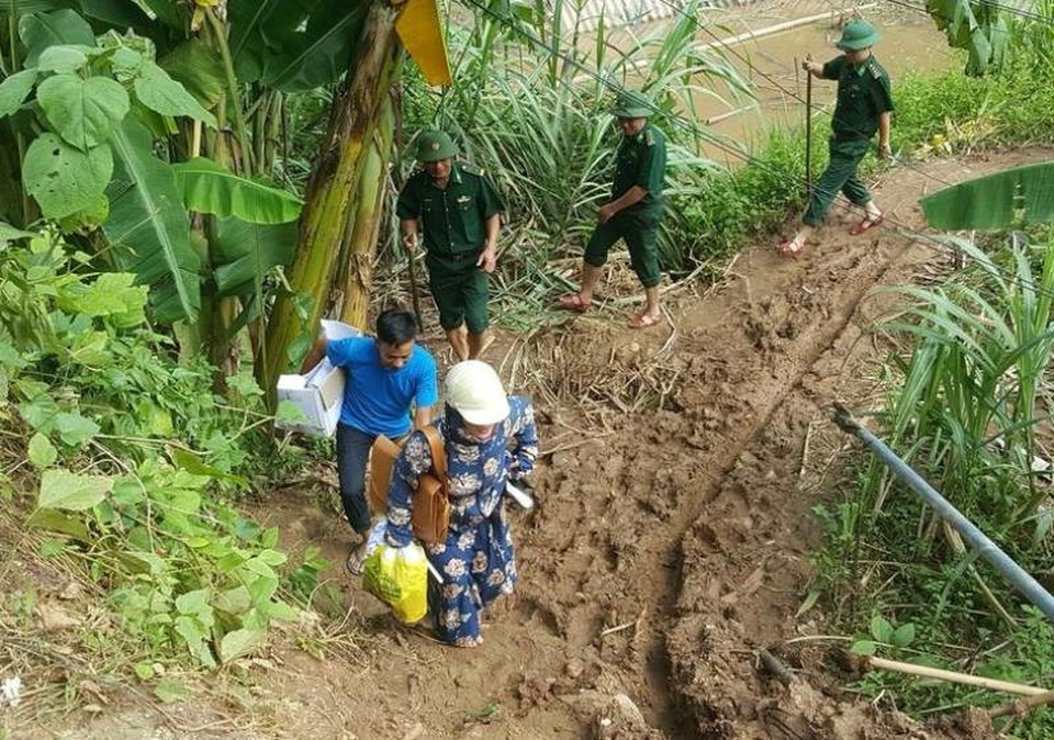 Y bác sỹ vào vùng tâm lũ khám chữa bệnh cho người dân - 4 Lực lượng y tế vào vùng lũ giúp dân