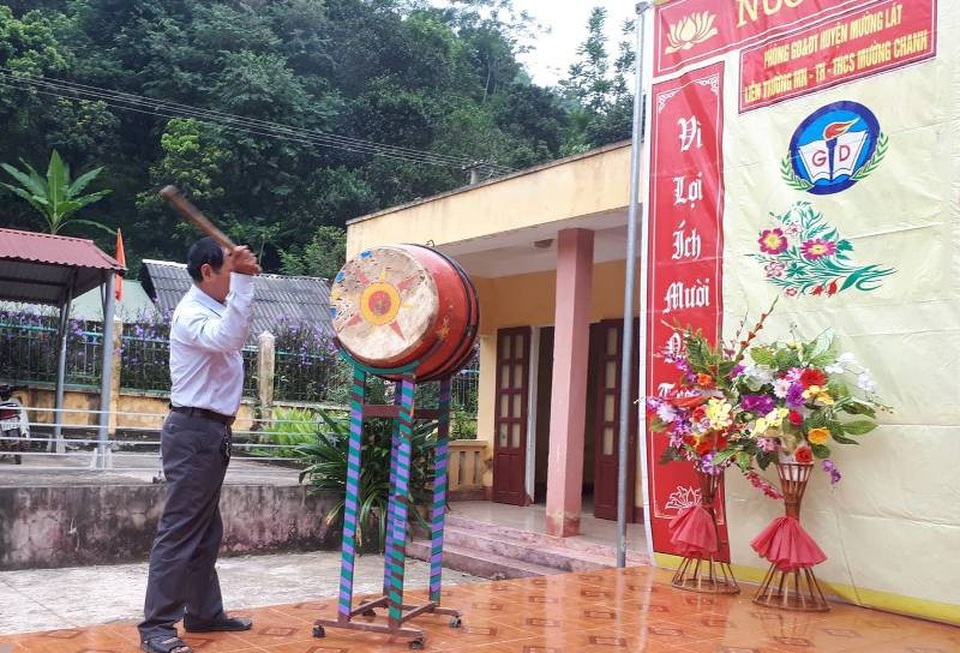 Khai giảng muộn nơi vùng tâm lũ - 11 Tiếng trống khai giảng năm học mới đã vang lên nơi xã vùng biên Mường Chanh