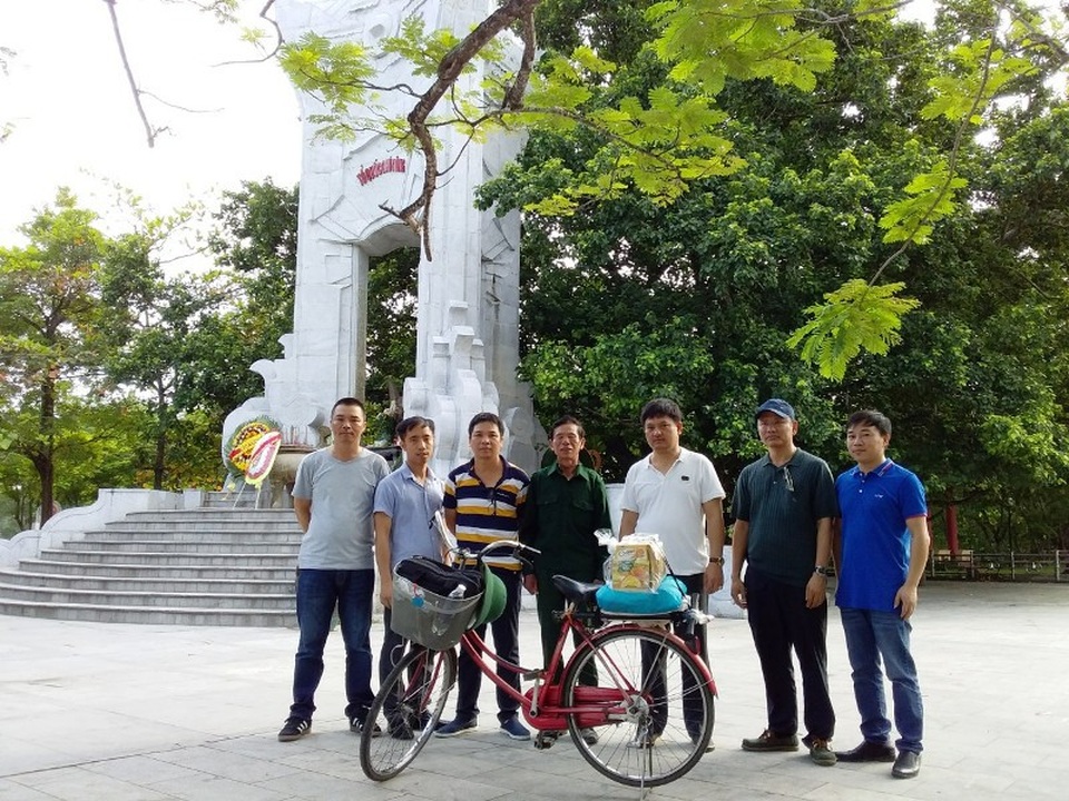 Cựu binh 67 tuổi đạp xe qua 25 tỉnh thành, vượt gần 2.300 km - 5 Nghĩa trang liệt sỹ Trường Sơn, nghĩa trang đường 9 Nam Lào... là chiến trường xưa nơi ông Định cùng đồng đội từng chiến đấu và thề hứa với nhau về chuyến hành trình trong mơ, nay ông quyết tâm thực hiện bằng được.