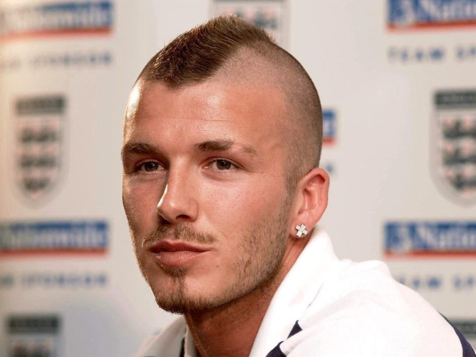 Hành trình thay đổi kiểu tóc của David Beckham - 5
2001: Mái đầu “Mohawk”, lông mày cạo đuôi, để râu rất “đỏm”, tai có đeo khuyên, Beckham pha trộn giữa vẻ nam tính, phá cách và sự cầu kỳ, trau chuốt.