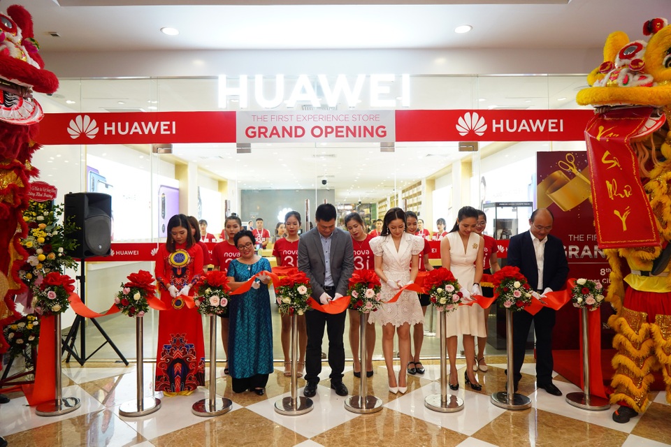 Huawei khai trương cửa hàng trải nghiệm đầu tiên tại Việt Nam - 1
Đại diện Huawei cắt băng khai trương Cửa hàng Trải nghiệm đầu tiên tại Hà Nội.