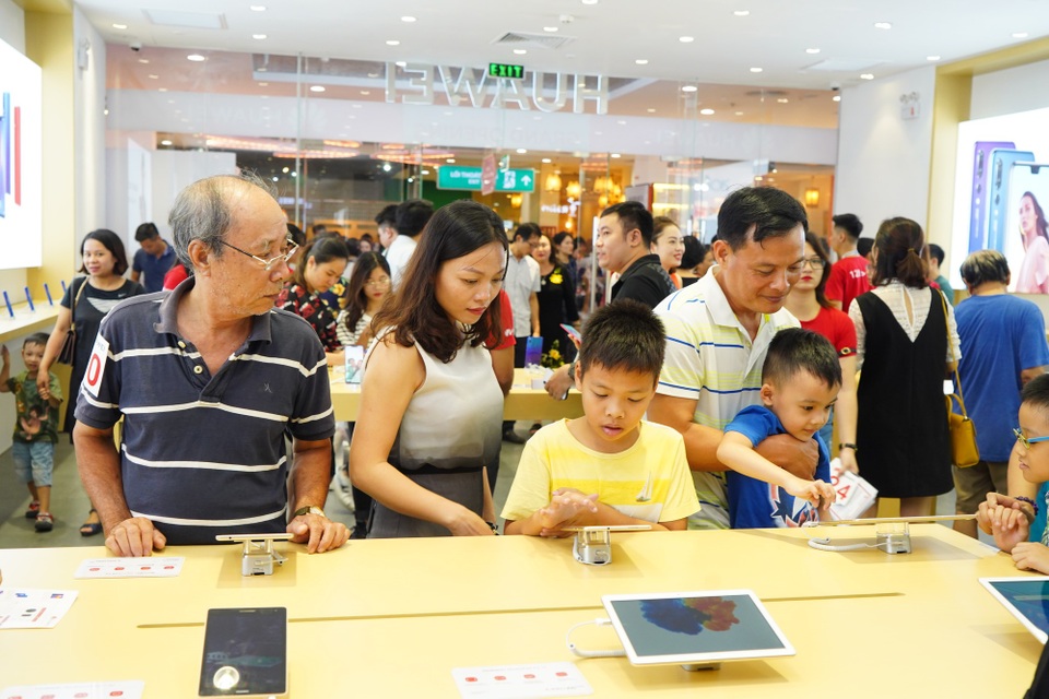 Huawei khai trương cửa hàng trải nghiệm đầu tiên tại Việt Nam - 5 Nhiều khách tham quan Cửa hàng Trải nghiệm của Huawei trong ngày đầu tiên mở cửa.