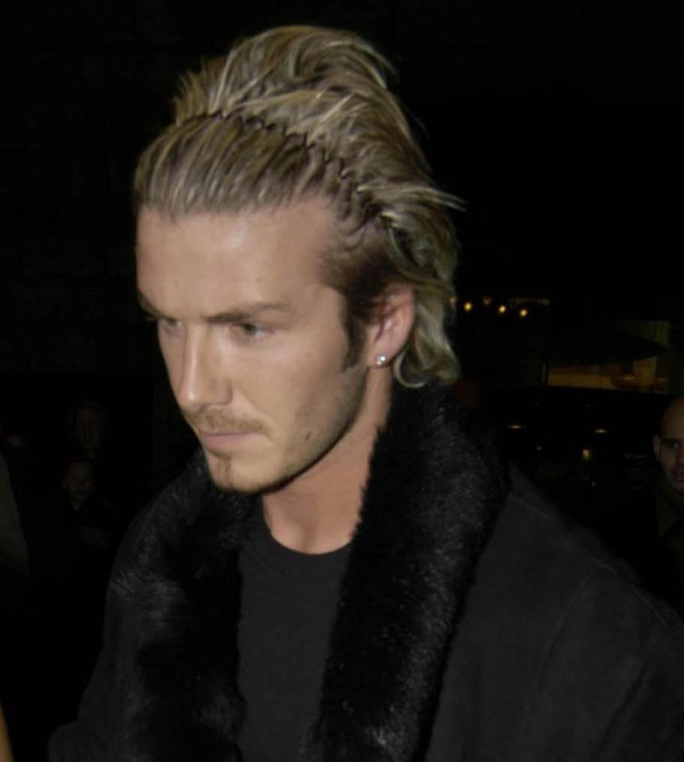 Hành trình thay đổi kiểu tóc của David Beckham - 8 Sau đó, anh để tóc dài và bờm gọn.