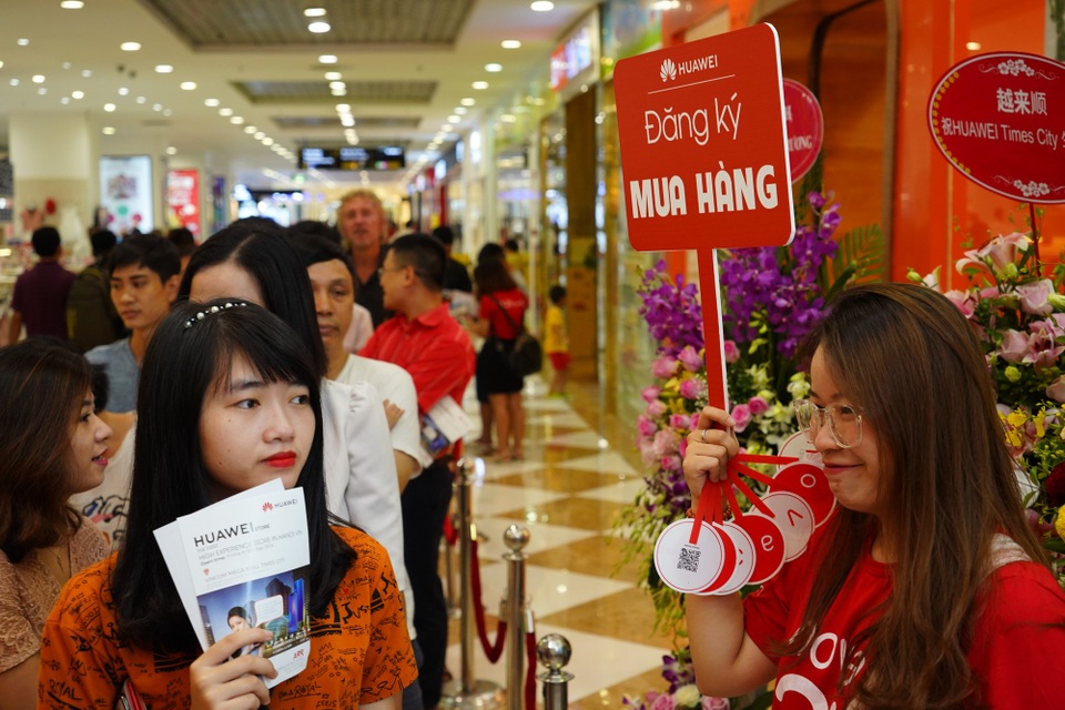 Huawei khai trương cửa hàng trải nghiệm đầu tiên tại Việt Nam - 7 Có nhiều chương trình khuyến mãi cho khách hàng trong dịp khai trương.