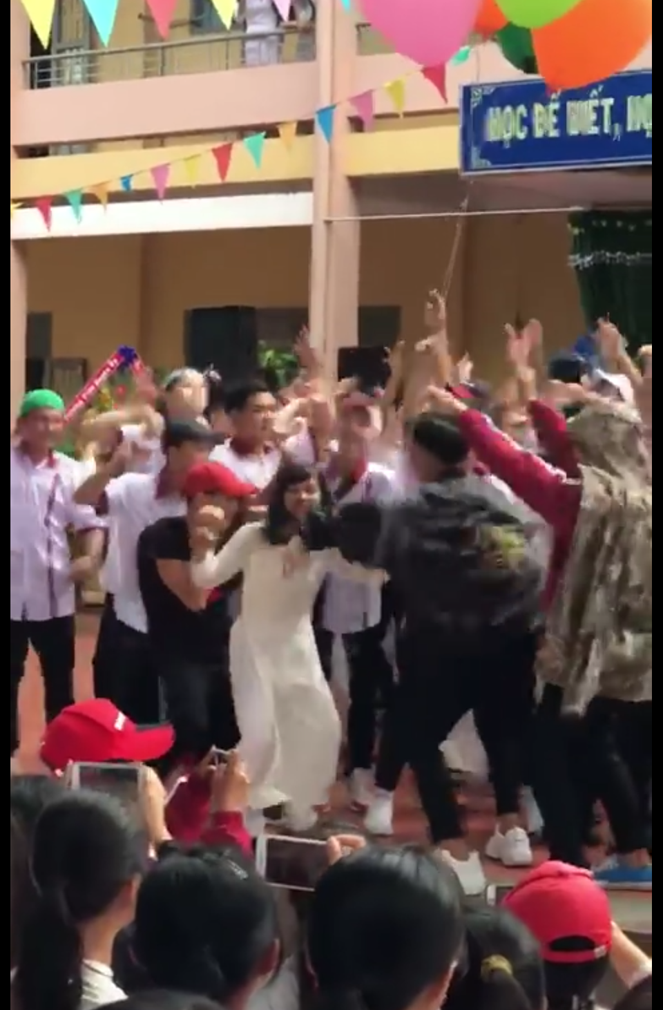 Sở GD-ĐT chấn chỉnh trường để học sinh nhảy nhót không phù hợp trong ngày khai giảng - 1
Hình ảnh học sinh nhảy nhót không phù hợp môi trường giáo dục diễn ra sau lễ khai giảng tại trường THPT Y Jút (ảnh cắt từ clip)