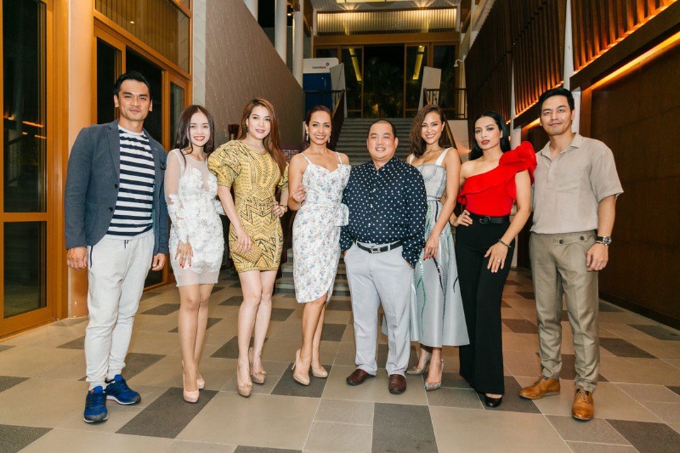 Chia tay bạn trai kém 12 tuổi, Dương Yến Ngọc khác lạ sau nhiều lần thẩm mỹ - 17 Ông xã Thuý Hạnh cũng có mặt cùng vợ.