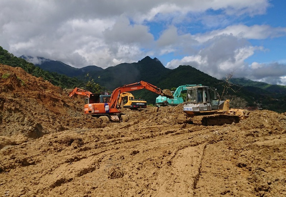 Mường Lát tạm dừng đường sông, chưa thông quốc lộ lên vùng tâm lũ - 3 Các lực lượng chức năng đang nỗ lực để sớm thông tuyến lên huyện Mường Lát