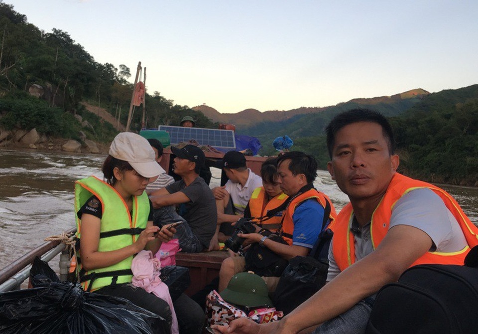 Mường Lát tạm dừng đường sông, chưa thông quốc lộ lên vùng tâm lũ - 2 Mường Lát tạm dừng vận chuyển theo đường sông