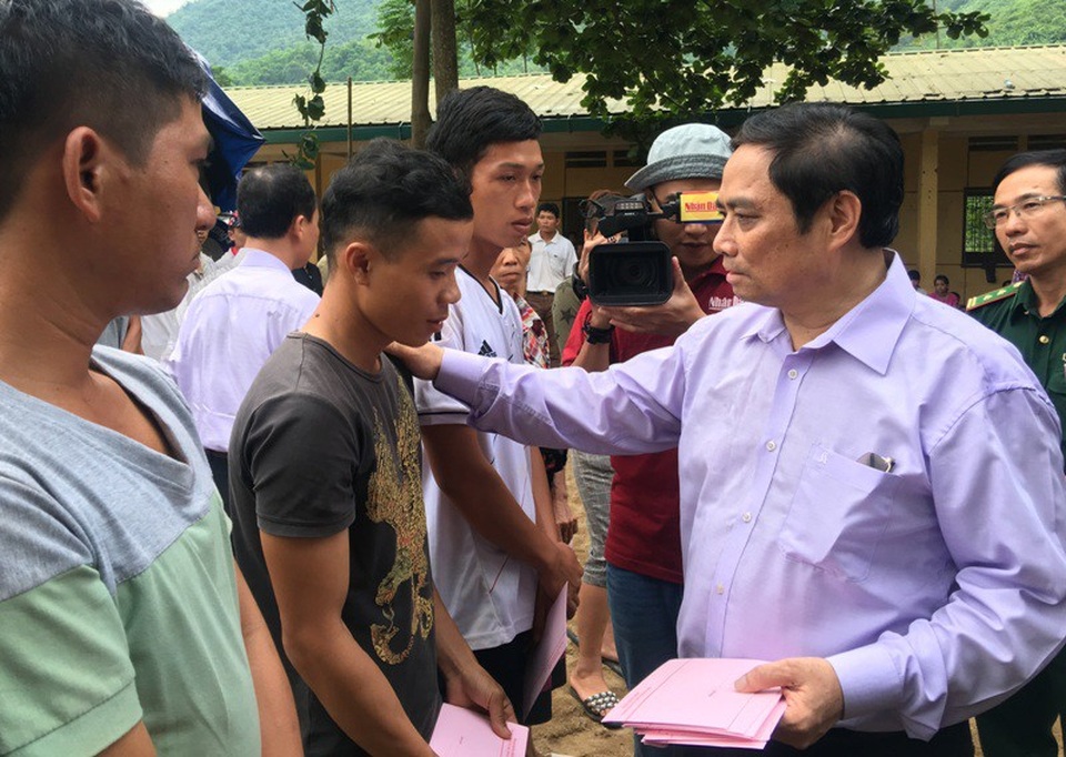 Trưởng ban Tổ chức trung ương lội bùn vào với bà con vùng lũ Mường Lát - 1
Ông Phạm Minh Chính, Trưởng ban Tổ chức Trung ương thăm hỏi, động viên và tặng quà cho bà con bản Poọng, xã Tam Chung bị mất nhà cửa đang phải sơ tán