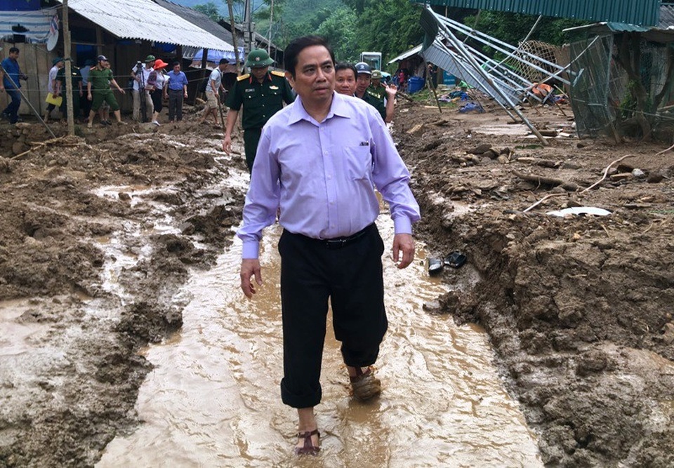 Trưởng ban Tổ chức trung ương lội bùn vào với bà con vùng lũ Mường Lát - 2 Ông Phạm Minh Chính lội bùn đi khảo sát vùng lũ