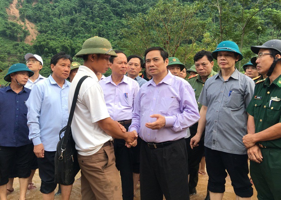 Trưởng ban Tổ chức trung ương lội bùn vào với bà con vùng lũ Mường Lát - 3
Trưởng ban Tổ chức Trung ương thăm hỏi bà con bản Poọng