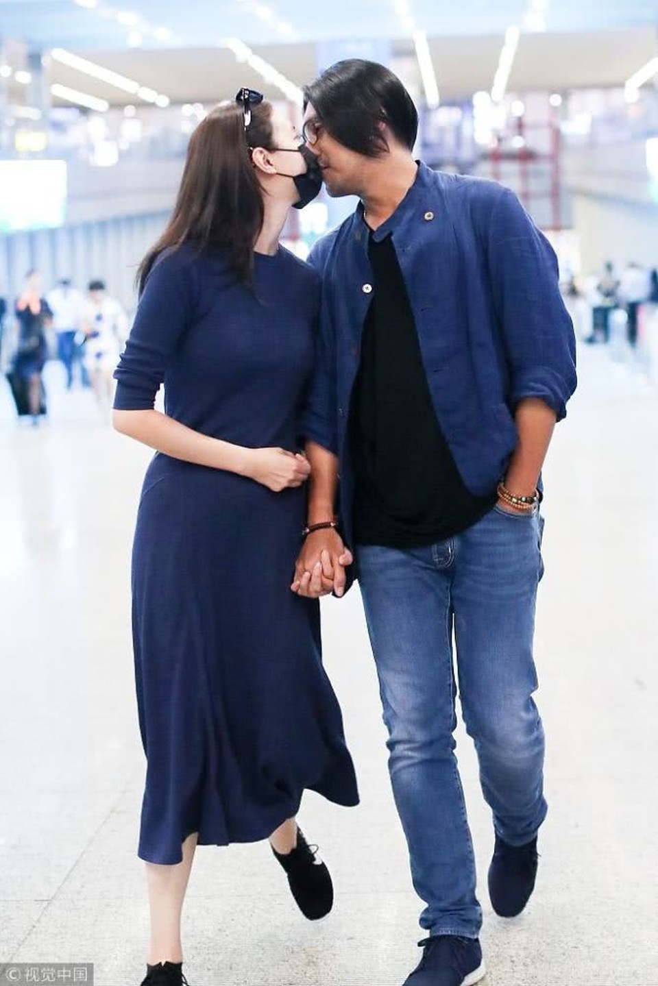 Mỹ nam một thời Chu Hiếu Thiên "khóa môi" vợ thật hạnh phúc - 1 
Chu Hiếu Thiên và vợ, Hàn Văn Văn, nắm tay và hôn nhau thắm thiết khi cùng xuất hiện tại sân bay ở Bắc Kinh, ngày 7/9. Cựu thành viên của nhóm F4 đang có cuộc hôn nhân viên mãn sau 2 năm kết hôn.