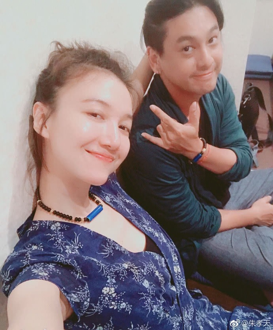 Mỹ nam một thời Chu Hiếu Thiên "khóa môi" vợ thật hạnh phúc - 10 
Trên trang cá nhân, Chu Hiếu Thiên thỉnh thoảng lại đăng tải hình ảnh hạnh phúc của hai vợ chồng anh. Cặp đôi vốn khá kín tiếng, không bao giờ chia sẻ chuyện tình cảm trên mặt báo.