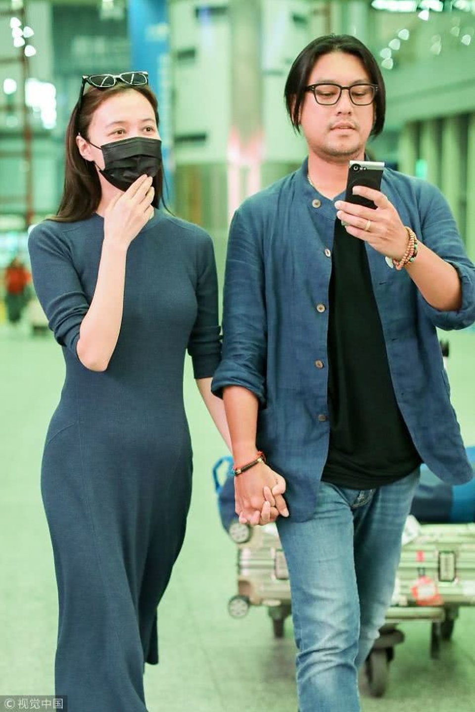 Mỹ nam một thời Chu Hiếu Thiên "khóa môi" vợ thật hạnh phúc - 7 
Hotboy của nhóm F4 từng trải qua vô số mối tình ngắn ngủi tron quá khứ trước khi lập gia đình. Anh từng hò hẹn với Lâm Hy Lôi, Lý Băng Băng... Vốn rất đào hoa nên khi Chu Hiếu Thiên bất ngờ thông báo chuyện lập gia đình, nhiều người đã rất ngạc nhiên. Anh là thành viên đầu tiên trong nhóm F4 quyết định lấy vợ.