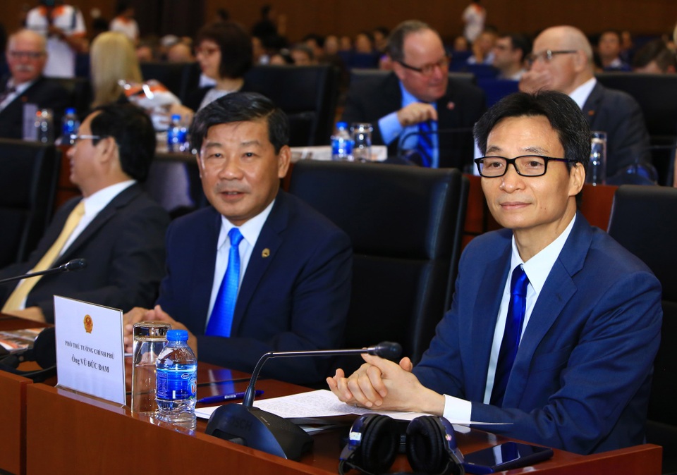 Phó Thủ tướng Vũ Đức Đam: Đổi mới giáo dục đào tạo có ý nghĩa quyết định tương lai của dân tộc - 2
Phó Thủ tướng Vũ Đức Đam (ngoài cùng bên phải) và đại biểu là các lãnh đạo trung ương và địa phương tại lễ kỉ niệm. (Ảnh: X. Hiền)