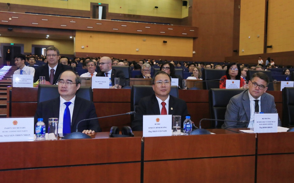 Phó Thủ tướng Vũ Đức Đam: Đổi mới giáo dục đào tạo có ý nghĩa quyết định tương lai của dân tộc - 3
Bí thư Thành uỷ TPHCM Nguyễn Thiện Nhân (ngoài cùng bên trái) đến dự lễ kỉ niệm 10 năm thành lập ngôi trường mang dấu ấn khi ông làm Bộ trưởng Bộ GD-ĐT. (Ảnh: X. Hiền)